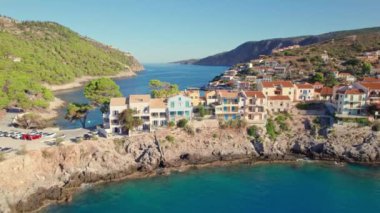 Yunanistan 'ın Kefalonia kentindeki güzel Assos köyü. Güneşli bir günde Yunanistan 'ın İyon Denizi, Cephalonia Adası' ndaki Assos kasabasının hava manzarası