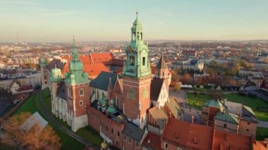 Polonya, Krakow 'da günbatımında tarihi kraliyet Wawel kalesi. Kraliyet Wawel Kalesi 'nin, Katedral' in, Sandomierz Kulesi 'nin ve sonbaharda savunma duvarlarının tarihi avlusunun havadan görünüşü.