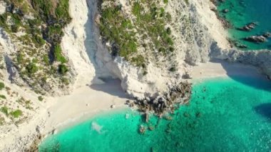 Kefalonia adasındaki uzak Fteri plajı, İyon denizi, Yunanistan. Beyaz kumlu güzel sahil manzarası, yüksek kireçtaşı uçurumları ve inanılmaz turkuaz deniz suyu, Sefalonya Yunan adası