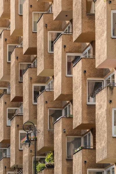 Современная Архитектура Стиле Жестокости Фрагмент Бетонного Здания Окнами Балконами Варшаве — стоковое фото