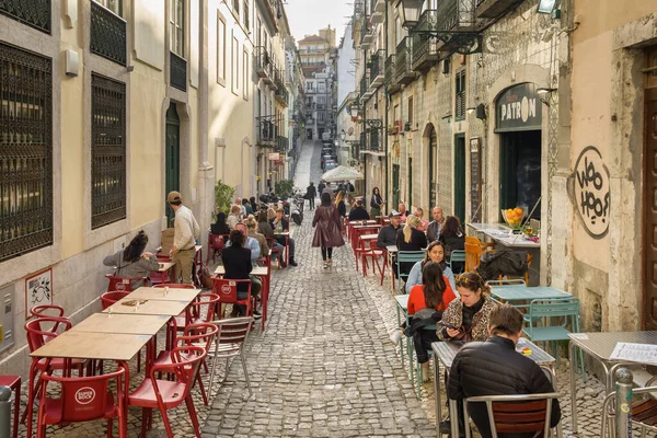 2022年3月30日 葡萄牙里斯本 葡萄牙里斯本市中心的户外咖啡馆中身份不明的人 — 图库照片