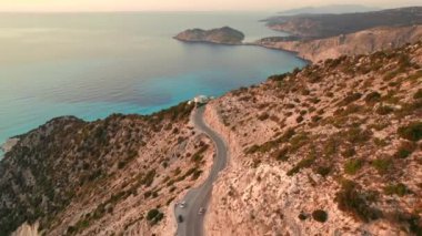 Yunanistan 'ın İyon Denizi' ndeki ünlü Myrtos plajı yakınlarındaki muhteşem turkuaz deniz suyuyla güzel Kefalonia adası kıyılarının hava manzarası. İHA görüntüleri gösteriliyor.