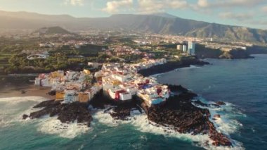 Güneşin doğuşuyla Tenerife, Kanarya Adaları, İspanya 'nın güzel okyanus kenti Punta Bravo' nun hava manzarası. Drone yörünge atışı. İspanya 'nın Puerta de la Cruz yakınlarındaki Tenerife kıyı kasabası