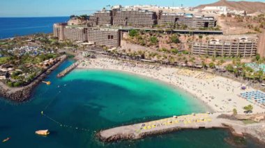 Anfi del Mar plajının havadan görünüşü ve İspanya 'nın Gran Canaria adasındaki tatil köyü. Lüks oteller, turkuaz okyanus suyu, kumlu plajlar, Kanarya adaları, İspanya. Playa Anfi del Mar plajı