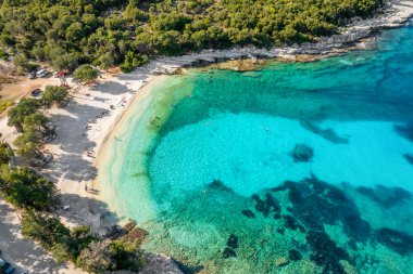 Balıkçı kasabası, Kefalonia adası, İyon denizi, Yunanistan yakınlarındaki güzel Emplisi plajı olan inanılmaz deniz koyuna giden kıyı yolunun havadan görünüşü. Mükemmel bir yaz tatili yeri.