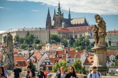 Charles Briç ve Prag Şatosu yazın, Çek Cumhuriyeti. Prag Kalesi ve Karlov 'un bulunduğu Prag şehrinin gündüz manzarası Vltava nehri üzerindeki en büyük köprü. Avrupa seyahatleri