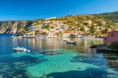 Yunanistan 'ın İyon Denizi' ndeki Kefalonia Adası 'ndaki Assos kasabası. Yunan yazlık tatil beldesi Assos köyü yazın, Cephalonia adası. Yunanistan 'ın güzel deniz kıyıları.