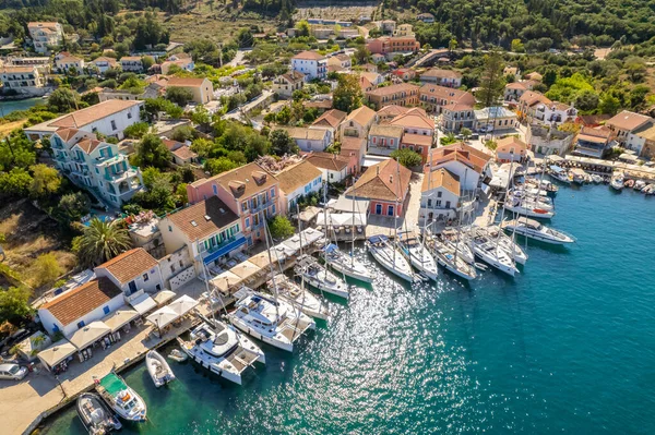 俯瞰风景如画的Fiskardo村和希腊Kefalonia岛港口 在希腊Cefalonia的Fiscardo传统渔村停泊的游艇和游艇 — 图库照片