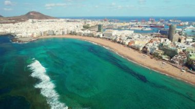Las Palmas kasabasındaki Playa de Las Canteras plajı, Gran Canaria, İspanya. Kanarya Adaları 'nın başkenti Las Palmas de Gran Canaria' da hava manzarası. 