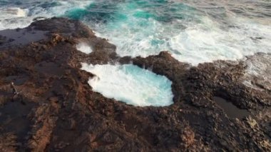 Las Palmas, Gran Canarias, İspanya 'daki El Bufadero de La Garita' nın hava manzarası. Dalgalar su altı kemerine çarpıyor. Doğal dönüm noktası.