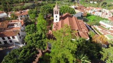 Icod de los Vinos kasabasının hava manzarası, Tenerife, Kanarya Adaları, İspanya. Parroquia San Marcos ve 1000 yıllık ünlü Ejderha Ağacı ile park etmek. Tenerife 'deki yaşlı Millenario Dev Draceana ağacı 