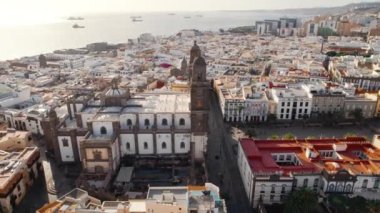 Santa Ana de Canarias Katedrali 'nin Gran Canaria adasındaki hava manzarası. Saint Ana Meydanı ve tarihi katedral, Las Palmas şehri. Las Palmas şehrinin hava gündoğumu manzarası.