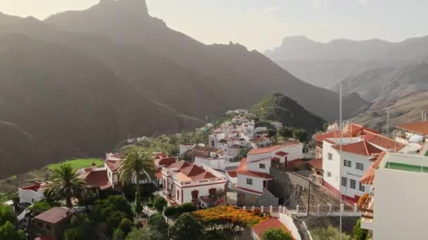 スペインのカナリア諸島 グラン カナリア島を背景にロック ヌブロのピークを持つTejeda村の夕日の景色 まだ撮影され ゆっくりズームアウト — ストック動画