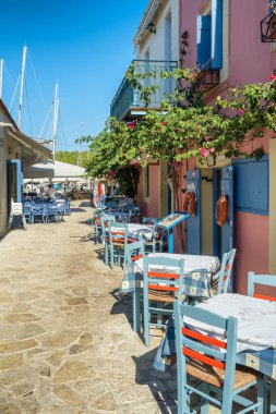 Yunanistan 'ın Kefalonia adasındaki Fiskardo balıkçı köyünde rahat bir kafeterya. Yunan seyahat hedefi