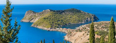 Yunanistan 'ın İyon Denizi' ndeki Cefalonia adasındaki Assos adlı güzel ve renkli geleneksel balıkçı köyünün panorama manzarası. Yunanistan 'ın Kefalonia kentindeki Assos Yarımadası