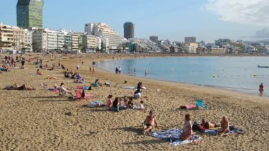 Las Palmas, İspanya - 5 Şubat 2023: Las Palmas şehrindeki Playa de Las Canteras plajında kimliği belirsiz insanlar, Gran Canaria, İspanya. Las Palmas de Gran Kanarya, Kanarya Adaları 'nın başkenti