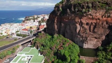 İspanya 'nın Kanarya Adaları, Tenerife' deki San Juan de la Rambla kasabasının güzel okyanus manzarası. Drone yörünge atışı. İspanya 'nın Puerta de la Cruz yakınlarındaki Tenerife kıyı kasabası