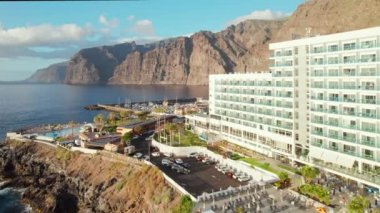 İspanya 'nın Tenerife adasındaki Los Gigantes' in hava manzarası. Lüks otel kompleksi Los Gigantes, Tenerife, Kanarya Adaları, İspanya. Popüler seyahat hedefi