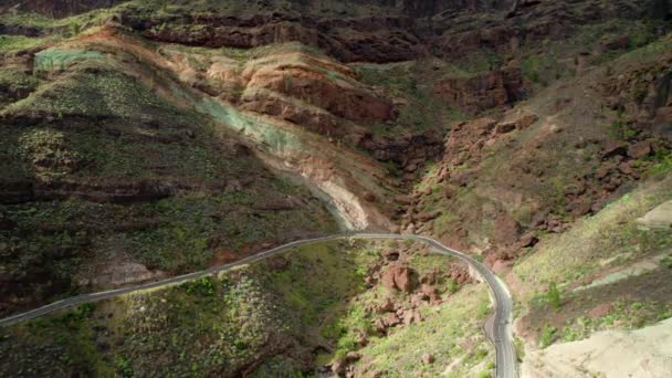 Luftaufnahme Von Los Azulejos Veneguera Oder Regenbogenfelsen Auf Gran Canaria — Stockvideo