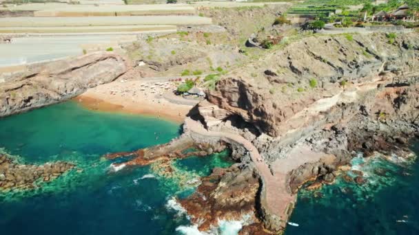 西班牙加那利群岛Tenerife的Playa Abama海滩的空中景观 碧绿的海水和奢华的沙滩 无人轨道中弹 — 图库视频影像