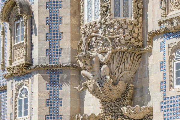 悪魔は ポルトガルのシントラ州ペナ城の入り口のバルコニーをサポートしています シントラ リスボン地域 ポルトガルのペナ国立宮殿 — ストック写真