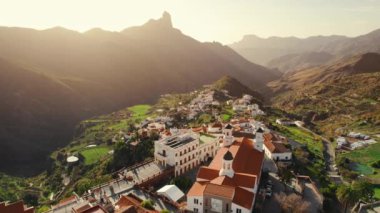 İspanya 'nın Gran Canaria adasındaki Teror köyünün hava manzarası. Bazilika ve geleneksel İspanyol mimarisi ile güzel bir Kanarya Adaları kasabası. Yörünge drone atışı