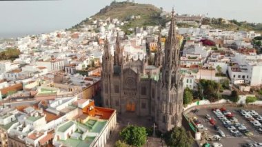 Arucas kasabasındaki Parroquia de San Juan Bautista de Arucas Kilisesi, Gran Canaria, Kanarya Adaları, İspanya. Drone yörünge atışı. Arucas 'taki Neo-Gotik Katedrali.