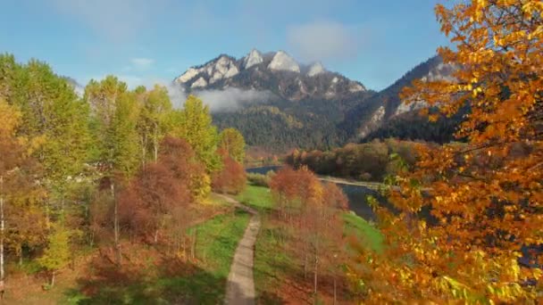 Luftaufnahme Des Berges Trzy Korony Pieniny Herbst Polen Schöner Gipfel — Stockvideo