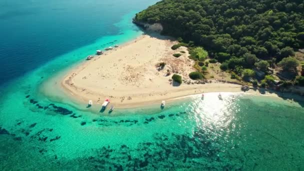 在希腊Zakynthos岛附近的Marathonisi岛上 鸟瞰美丽的野生海滩 伊奥尼亚海Zante日出时的马拉松岛 蓝绿色海水的天堂岛 — 图库视频影像
