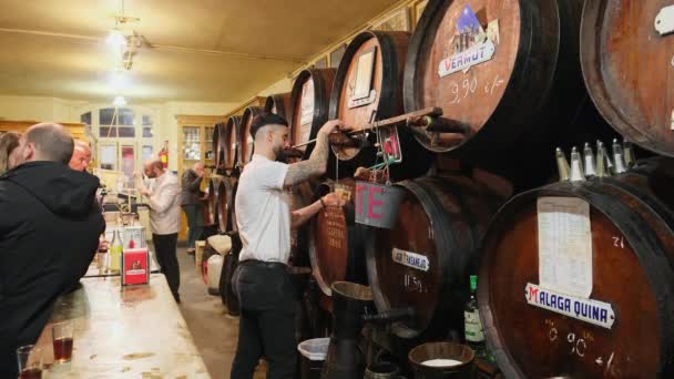 西班牙马拉加 2023年2月10日 安提瓜卡萨 瓜迪亚 Antigua Casa Guardia 西班牙传统的酒吧 沿墙装有桶 供应当地的甜葡萄酒和塔帕斯 — 图库视频影像