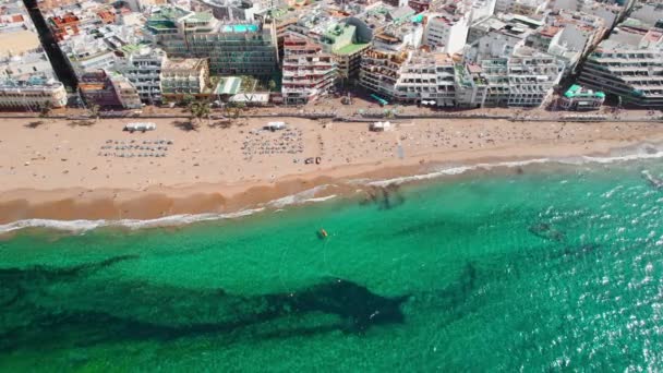 西班牙大加那利亚拉斯帕尔马斯镇的拉斯坎特拉斯海滩 加那利群岛首府大加那利群岛帕尔马斯的空中景观 — 图库视频影像