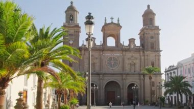 İspanya 'nın Gran Canaria adasındaki Santa Ana Katedrali. Las Palmas 'taki Saint Ana meydanındaki tarihi katedral. Kanarya adaları varış yeridir. Steadicam açığa vuruyor.