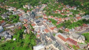 Slovakya 'nın tarihi maden kasabası Banska Stiavnica' nın hava manzarası. Slovakya 'daki popüler turizm merkezi. Yazın Banska Stiavnica şehir manzarası. Drone yörünge atışı