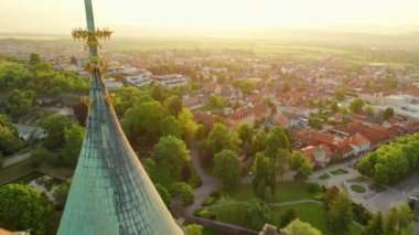 Bojnice Ortaçağ Kalesi 'nin havadan görünüşü, Slovakya' daki UNESCO miras alanı. Bojnice, Slovakya 'da gündoğumunda romantik bir şato. Geri çekilen kule, görüntüler ortaya çıkıyor