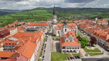 Slovakya 'nın Levoca kasabasının tarihi merkezinin havadan görünüşü. Belediye binası, St. James Basillica ve Slovakya, Levoca 'daki diğer tarihi binalar. Uzaktan kumandalı araç