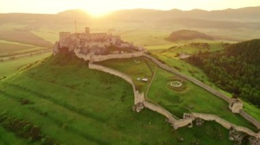 Spis kalesinin gündoğumunda hava görüntüsü, Unesco Dünya Mirası Bölgesi, Slovakya. Spissky Hrad ortaçağ kalesi. Slovakya 'nın Spisske Podhradie kasabasındaki Yedek Kale. Yörünge atışı
