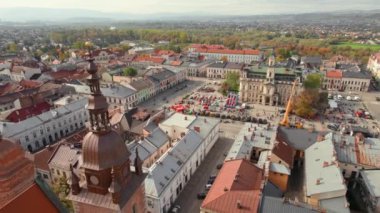 Gündoğumunda, Polonya 'nın Nowy Sacz eski kasabasının hava manzarası. Pazar meydanı, belediye binası ve Antakya Bazilikası Aziz Margaret Nowy Sacz şehrinde.