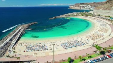 Playa de Amadores sahilinin havadan görünüşü, Gran Canaria, Kanarya Adaları, İspanya. Kanarya adalarında lüks tatil yerleri. İnanılmaz turkuaz deniz suyuyla çok güzel bir sahil.