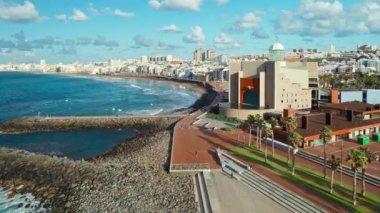 Las Palmas de Gran Canaria 'nın havadan görünüşü, Kanarya adaları, İspanya. Las Palmas şehri Playa de Las Canteras plajı ve modern Alfredo Kraus konser salonu. 