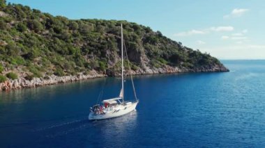 Yunanistan 'ın İyon Denizi' ndeki Kefalonia adası kıyısındaki küçük yelkenlinin hava manzarası. Güneşli bir günde Yunan kıyısı yakınlarındaki İyon Denizi 'nde özel yat.. 