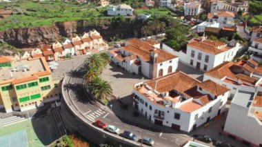 Tenerife, Kanarya Adaları 'ndaki San Juan de la Rambla kasabasının havadan görünüşü. Plaza del Roasio meydanı, Tipik Tenerife kıyı kasabasında Iglesia de San Juan kilisesi ile birlikte. Yörünge atışı