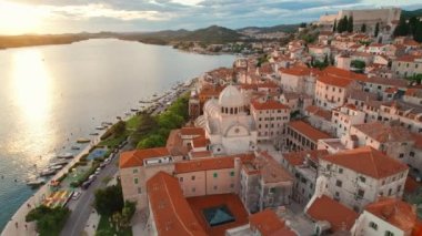 Günbatımında Sibenik 'in eski kasabası, Dalmaçya, Hırvatistan. Ortaçağ eski kasabası ve tarihi Saint James Katedrali ile Akdeniz şehri Sibenik. UNESCO Dünya Mirasları Listesi.