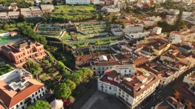 La Orotava şehrinin havadan görünüşü, Tenerife, Kanarya adaları, İspanya. Oratava şehir manzarası gün batımında. Tarihi Orotava kasabasının sömürge mimarisi. 