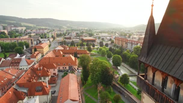 슬로바키아의 바르데 조프에 자일스 대성당 슬로바키아의 바르데 가지를 공중에서 내려다본 — 비디오