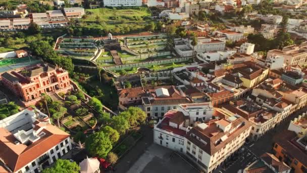 西班牙加那利群岛Tenerife的La Orotava市的空中景观 日落时的奥拉塔瓦城市景观 具有历史意义的奥罗塔瓦镇的殖民建筑 — 图库视频影像