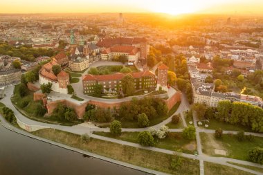 Wawel kalesi ve Vistula nehri, Krakow, Polonya 'da gün doğumunda. Yazın gündoğumunda hava aracı fotoğrafı. St. Mary kilisesi olan eski şehir, Polonya, Krakow 'daki tarihi Wawel kalesi..