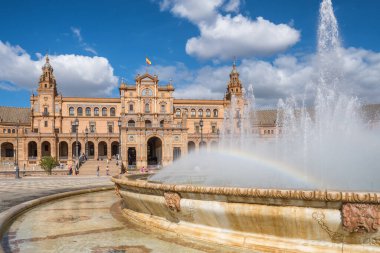 İspanya Meydanı ya da Plaza de Espana Seville, Endülüs, İspanya 'da güneşli bir günde. İspanyol hedef sahnesi.