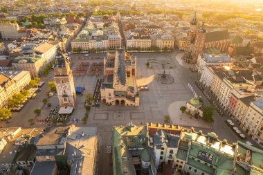 Ana Pazar Meydanı veya Rynek Glowny ile bir belediye binası, Sukiennice ve St. Marys Bazilika Kilisesi Krakow, Polonya 'da gün doğumunda. Sabah Krakow merkez meydanının hava görüntüsü.