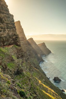 Görkemli volkanik dağlar ve Büyük Kanarya Adaları 'ndaki Atlantik okyanus manzarası, İspanya. Gran Canaria Adası 'ndaki Mirador El Balcon bakış açısı. Gün batımında kayalık kıyı manzarası