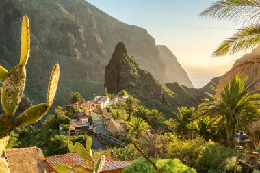 Günbatımında Masca Vadisi 'nin manzarası Tenerife, Kanarya Adası, İspanya. Tenerife 'de palmiye ağaçları ve tropikal bitki örtüsü olan manzaralı dağ manzarası.